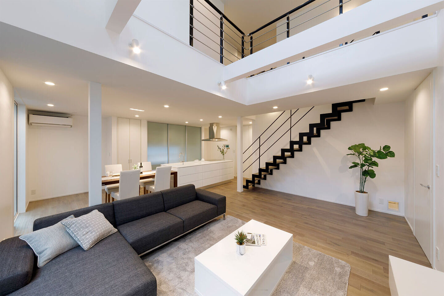 一級建築士とつくる、白を基調にした開放的な吹き抜けリビングの住まい