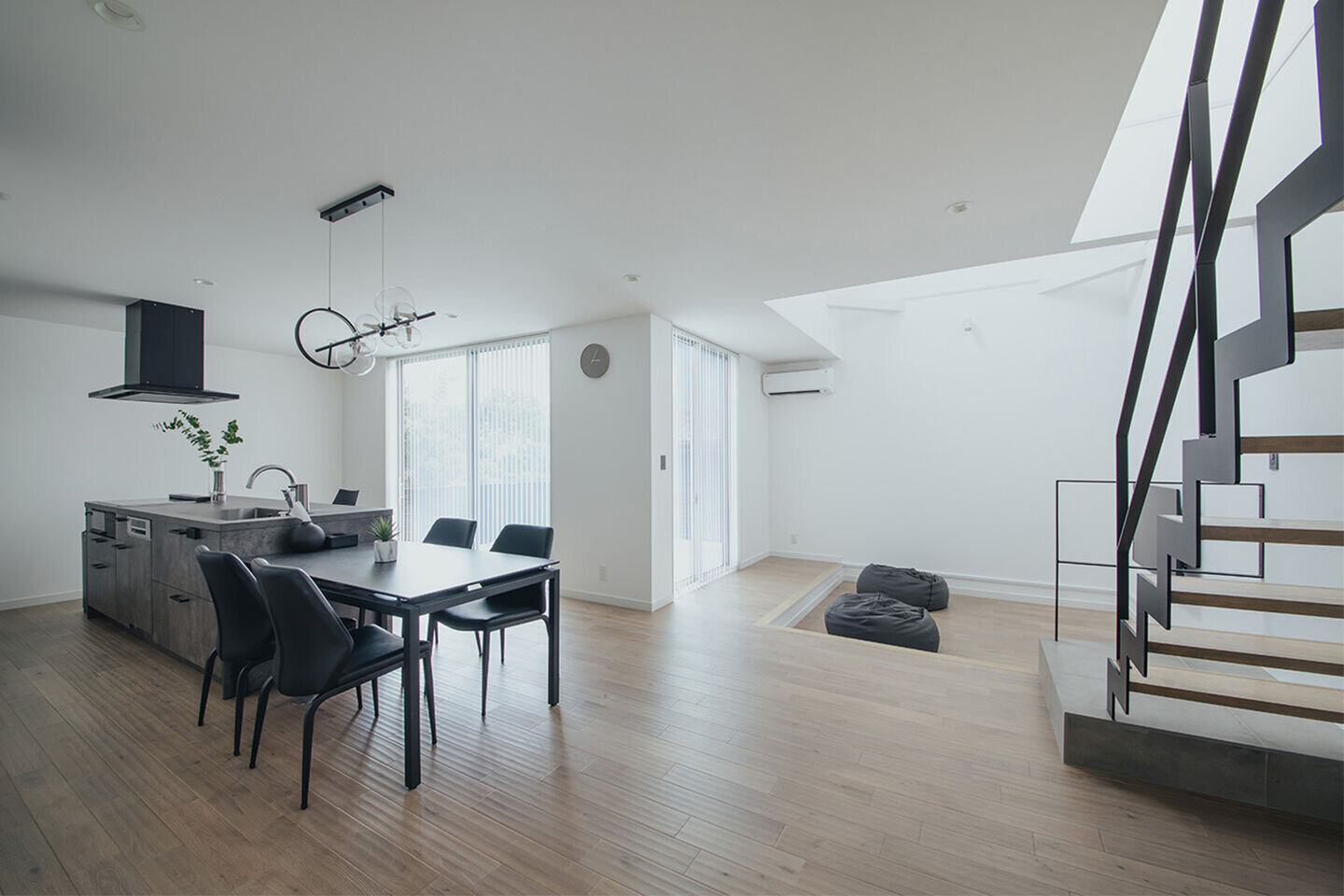 シンプルさと優雅さが共存する、ミニマルな暮らしを叶える住まい